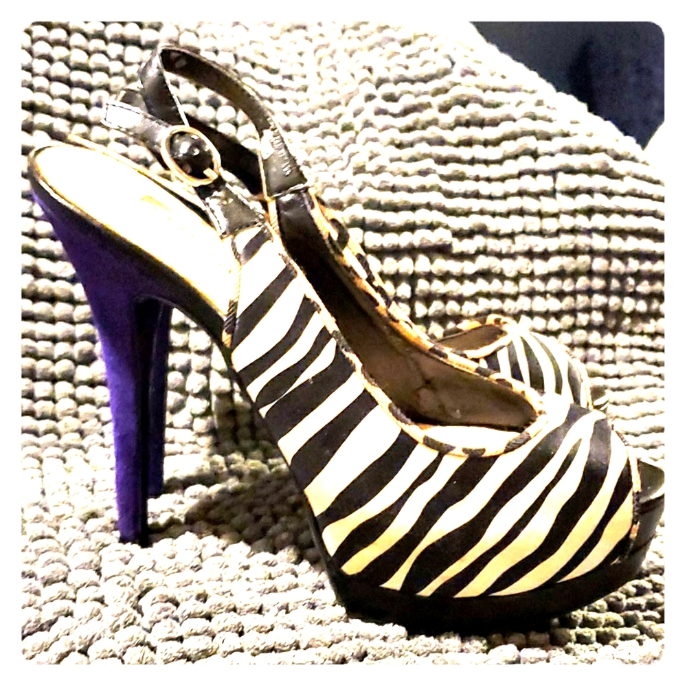 Guess Size 5 Zebra heels